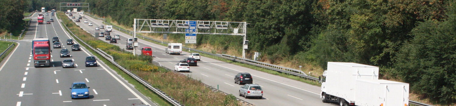 Bild einer Autobahn. Zum Thema Verkehr