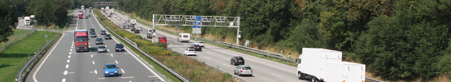 Bild einer Autobahn. Zum Thema Verkehr